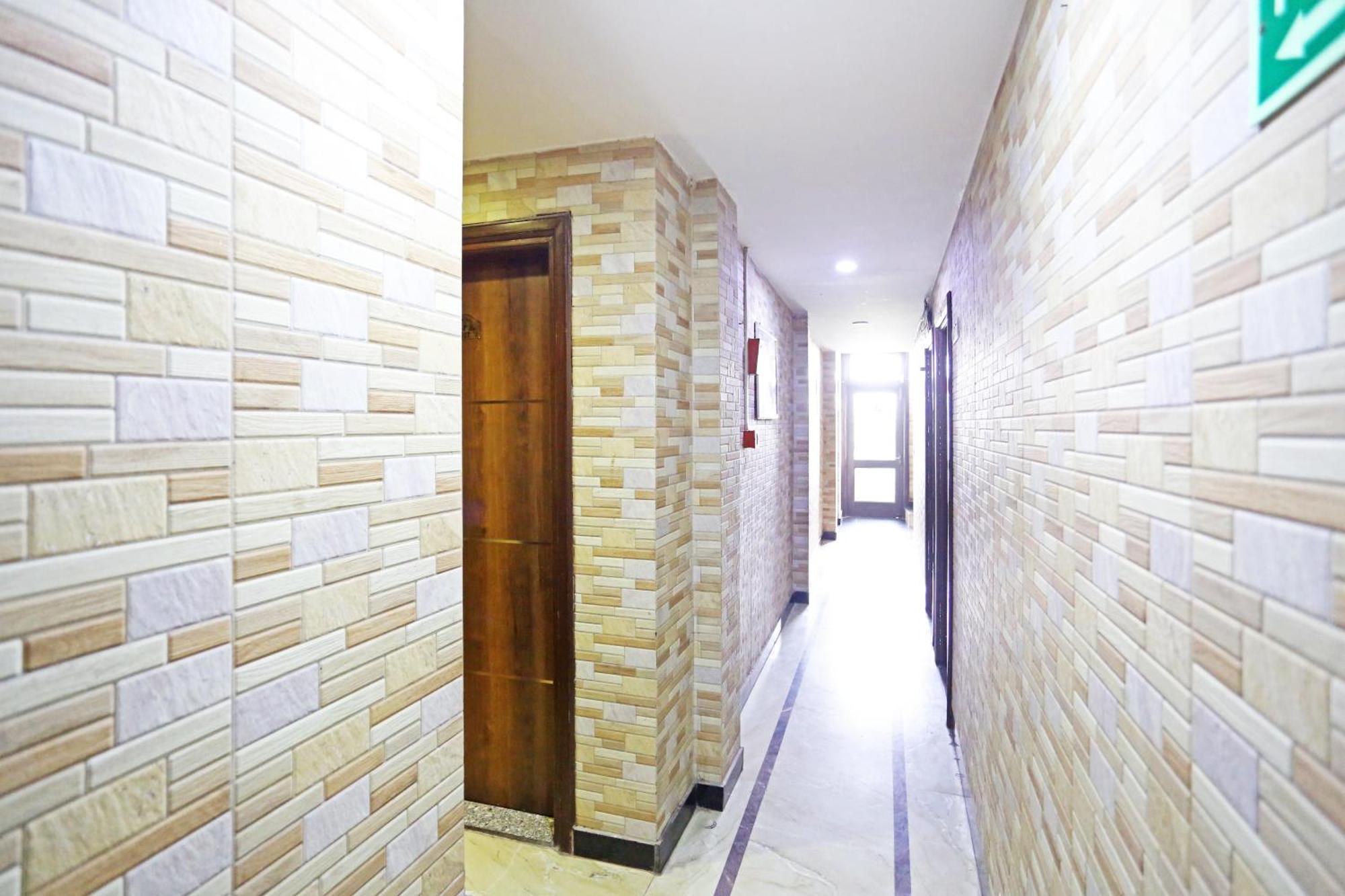 Hotel Preet Palace -5 Mints Walk From Nizamuddin Railway Station New Delhi Exterior photo