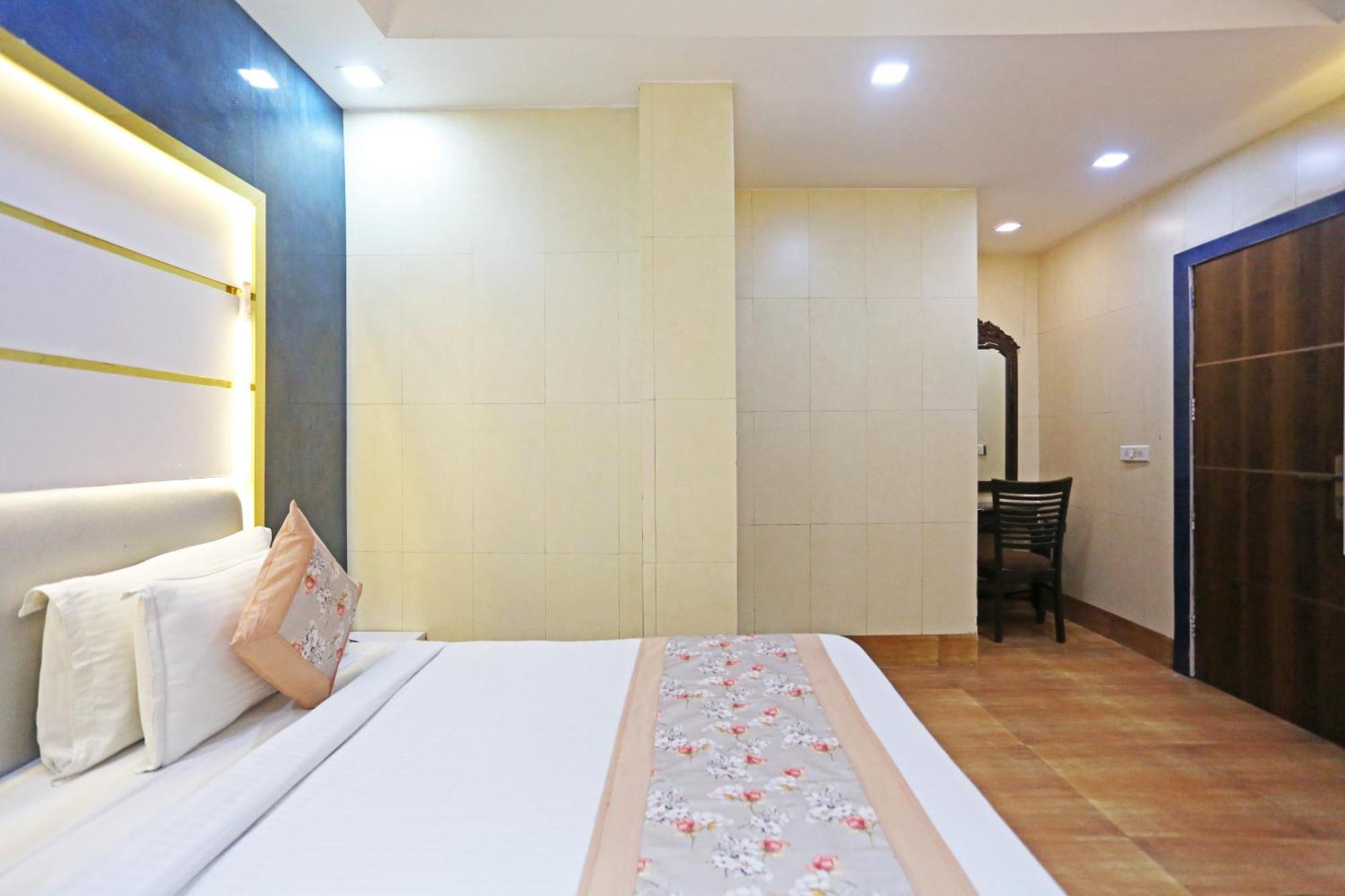 Hotel Preet Palace -5 Mints Walk From Nizamuddin Railway Station New Delhi Exterior photo