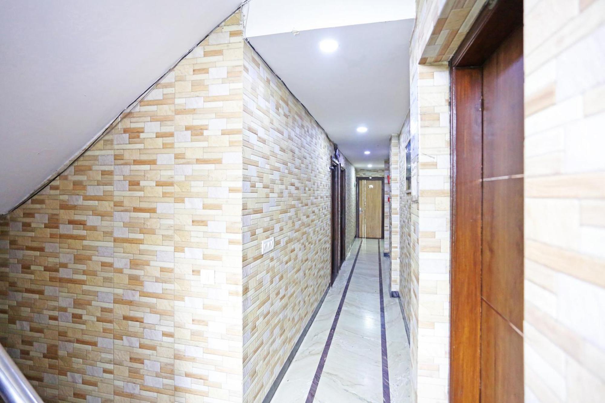 Hotel Preet Palace -5 Mints Walk From Nizamuddin Railway Station New Delhi Exterior photo