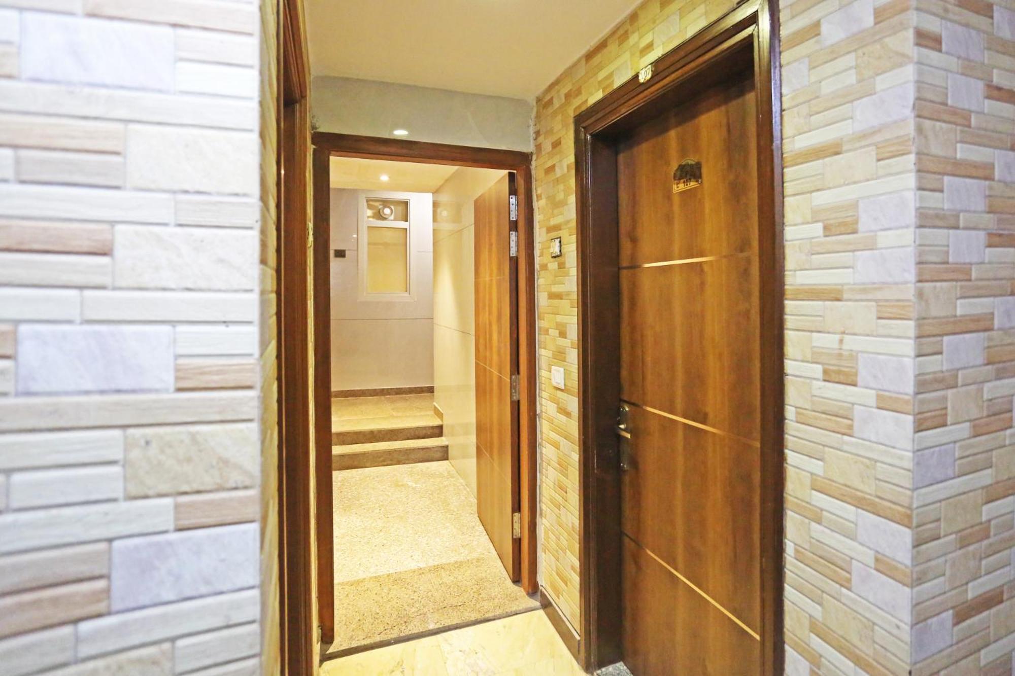 Hotel Preet Palace -5 Mints Walk From Nizamuddin Railway Station New Delhi Exterior photo