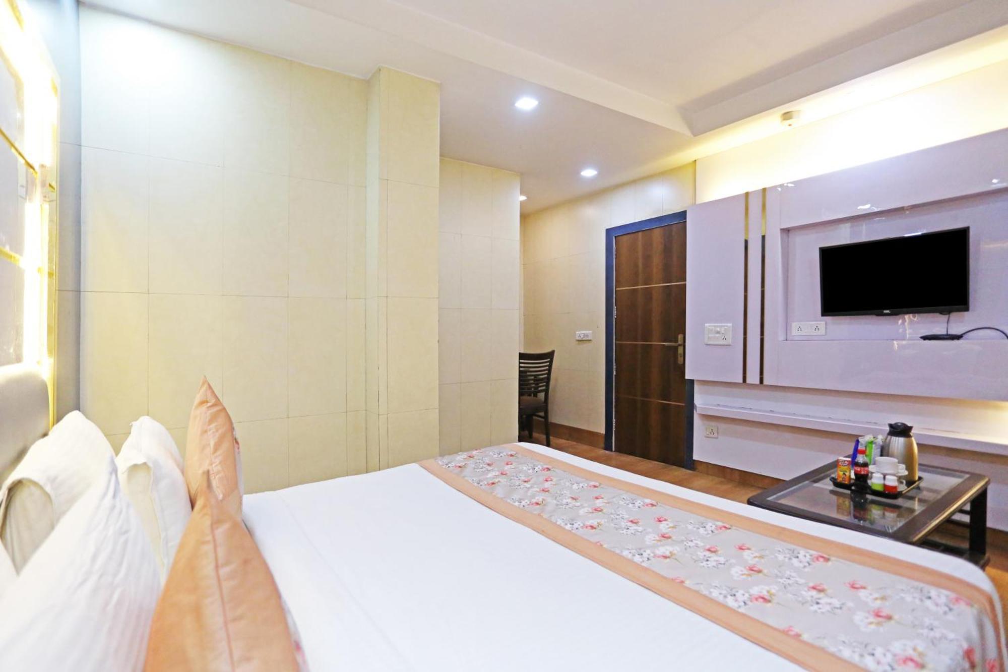 Hotel Preet Palace -5 Mints Walk From Nizamuddin Railway Station New Delhi Exterior photo