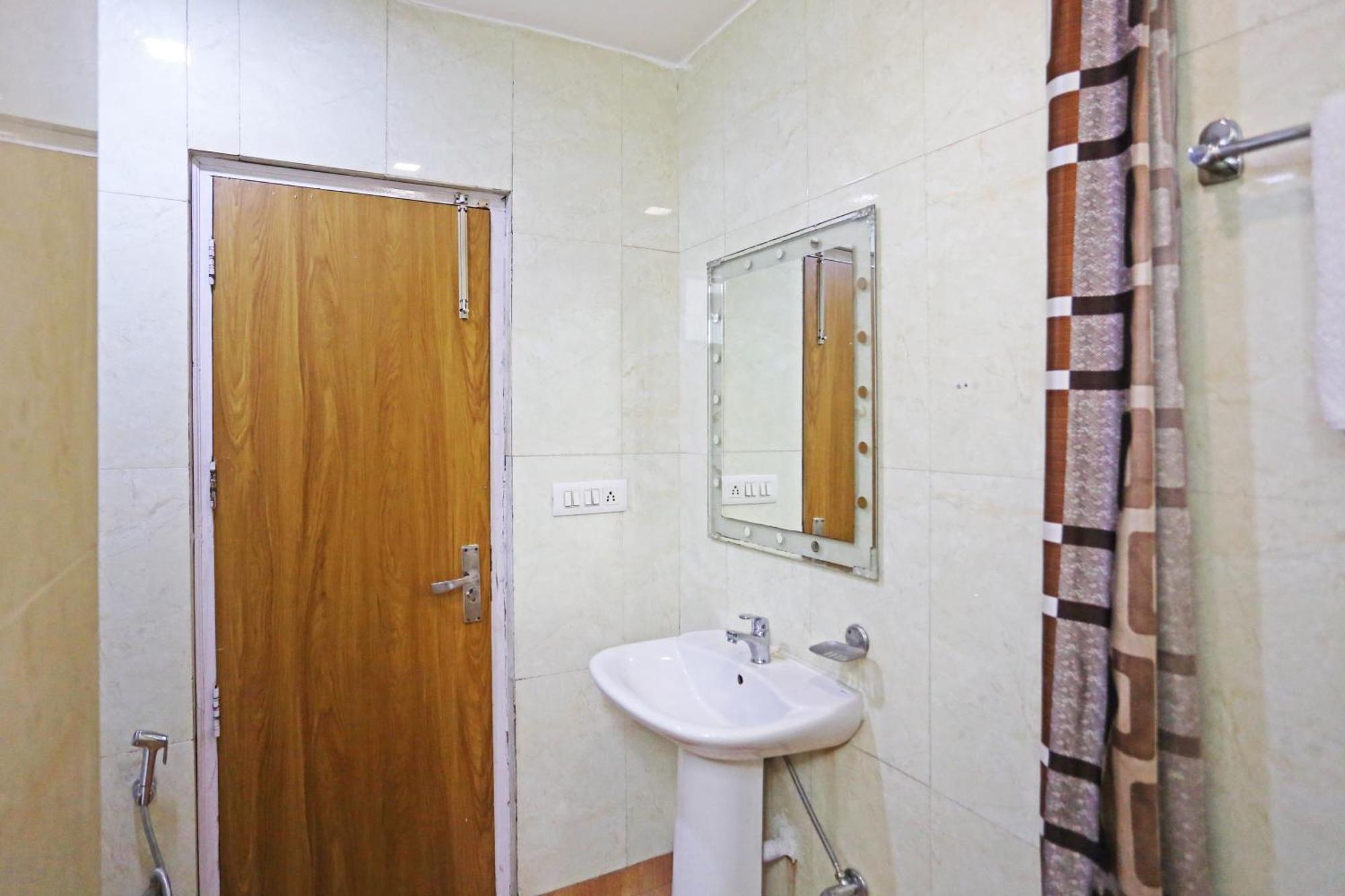 Hotel Preet Palace -5 Mints Walk From Nizamuddin Railway Station New Delhi Exterior photo